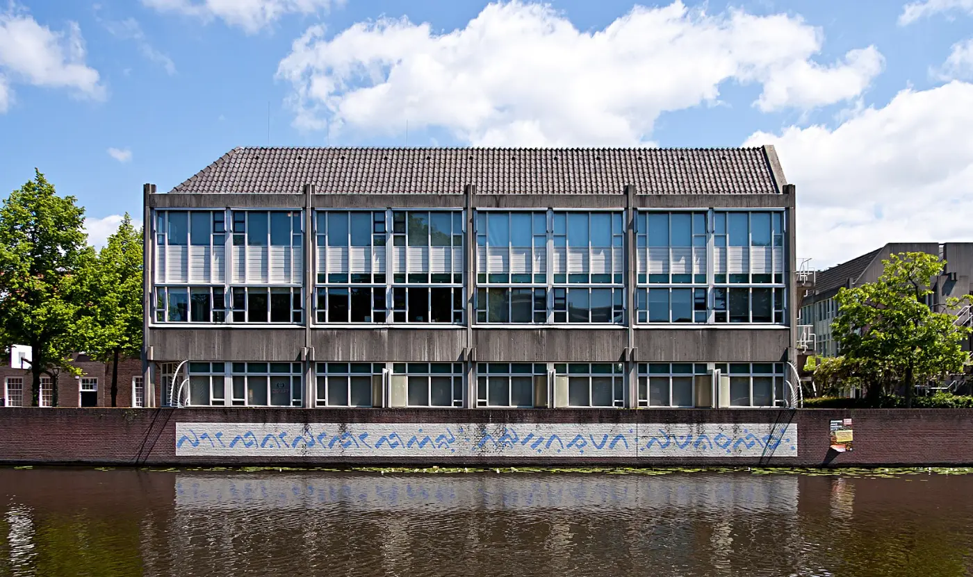 Salah satu Puisi Tembok Leiden [en] yang beraksara Lontara di KITLV, Leiden, Belanda